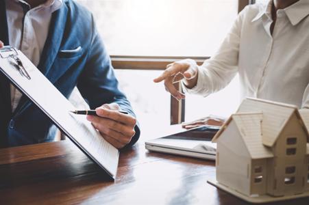 customer-to-decision-making-sign-insurance-form 451x300